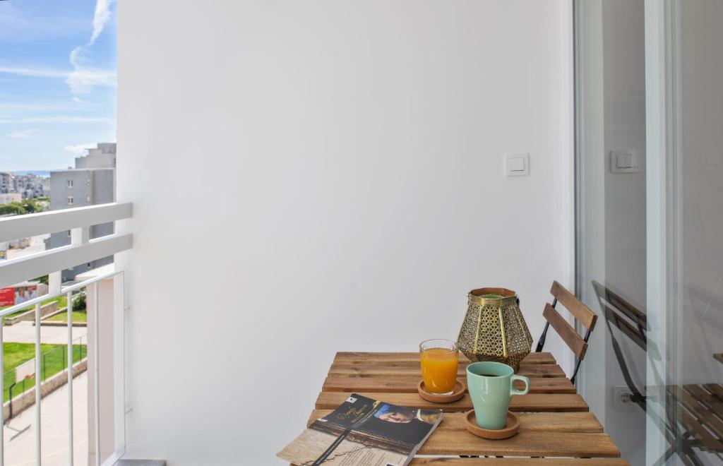 Balkón alebo terasa v ubytovaní Comfortable 3-Bedroom Apartment with Balcony and Fast Wi-Fi - 10 Minutes from Old Town