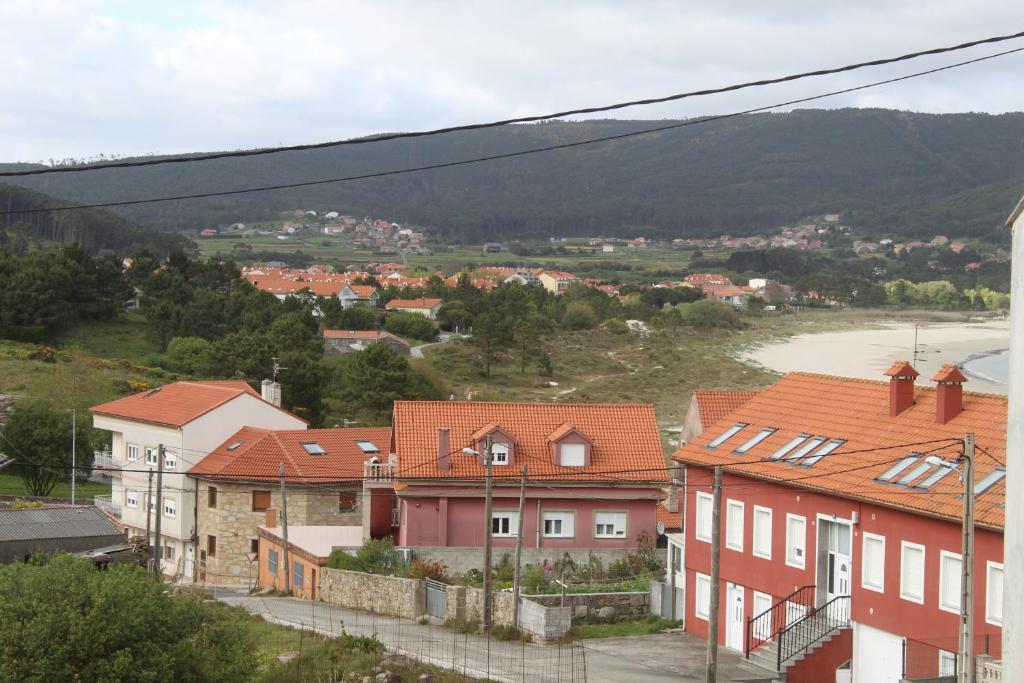 vistas a una ciudad con casas y un río en Apartamento San Roque, en Finisterre