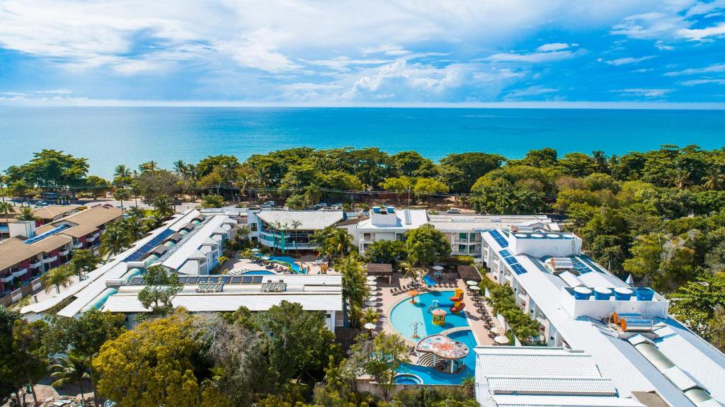 塞古羅港的住宿－Portal Beach - Rede Soberano，享有度假村游泳池的空中景致
