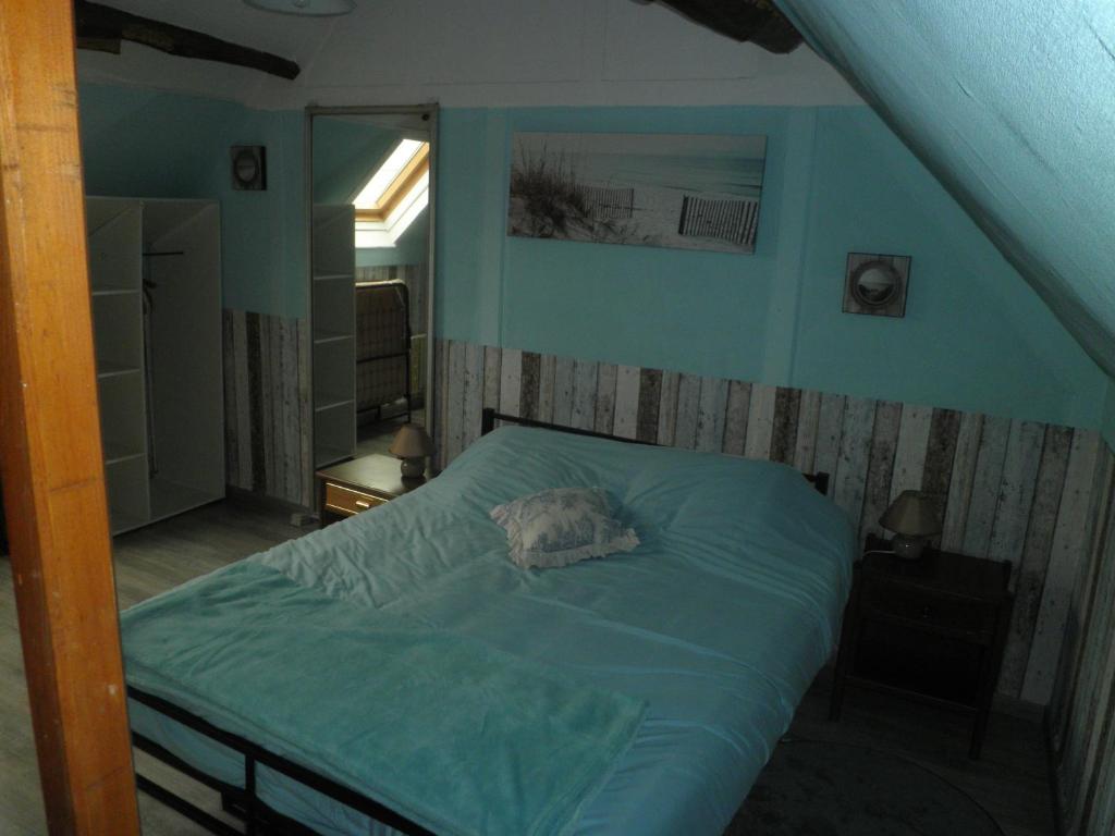 a bedroom with a bed with a pillow on it at gîte le voyageur in Tours-en-Vimeu