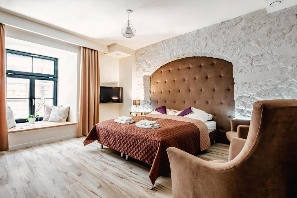 Habitación de hotel con cama grande y ventana en Olejna 12, en Lublin