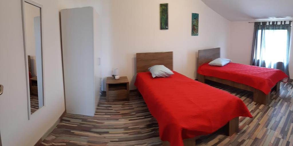 Łóżko lub łóżka w pokoju w obiekcie Apartments Vukelić
