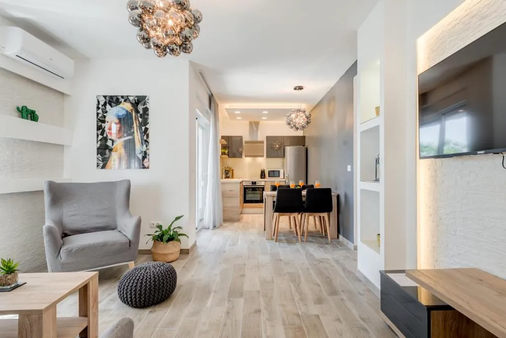 Sunny 4**** luxury apart with garden in center, Trogir, Croaţia