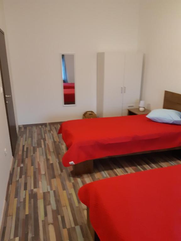 Łóżko lub łóżka w pokoju w obiekcie Apartments Vukelić