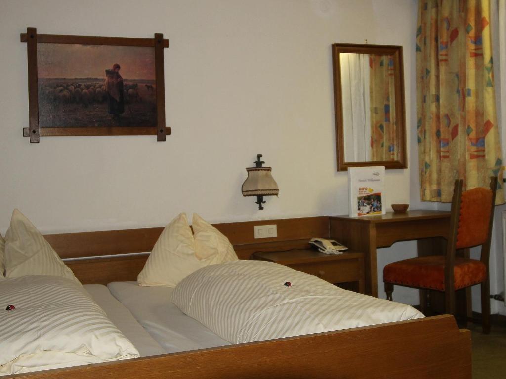 Postel nebo postele na pokoji v ubytování Landhotel Kaserer