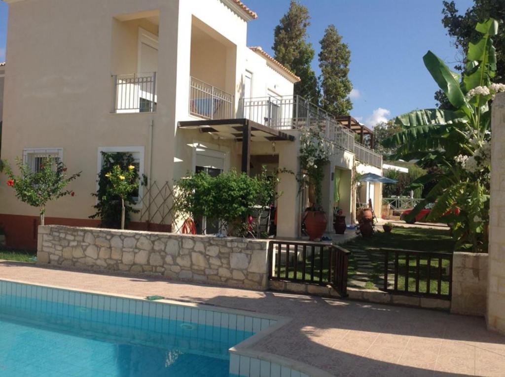 The swimming pool at or close to Cretamos Seaside Villas
