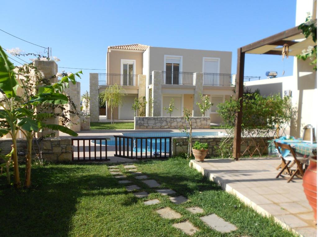The swimming pool at or close to Cretamos Seaside Villas