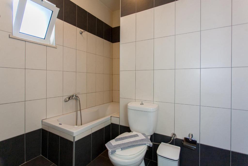 A bathroom at Cretamos Seaside Villas