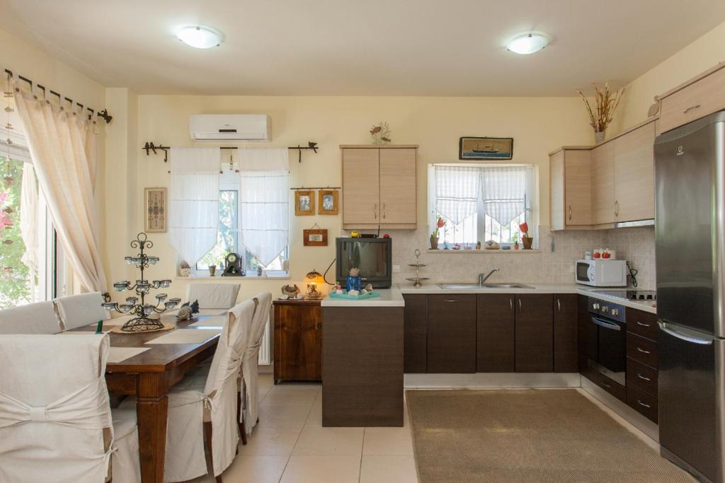 A kitchen or kitchenette at Cretamos Seaside Villas