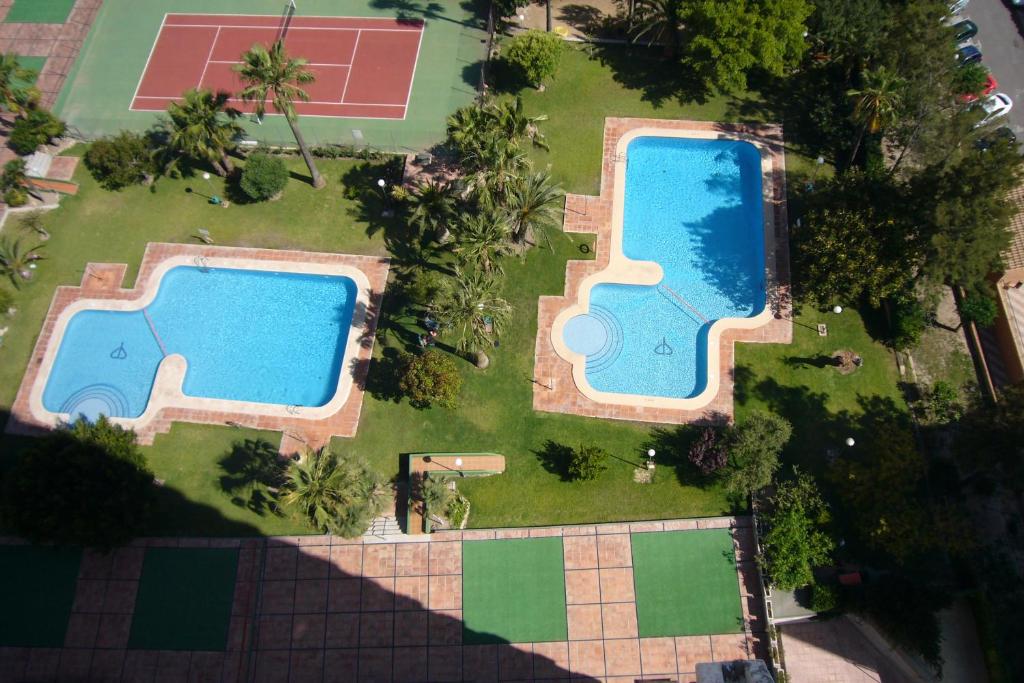 una vista aérea de dos piscinas en un patio en Gemelos XII - Fincas Arena, en Benidorm