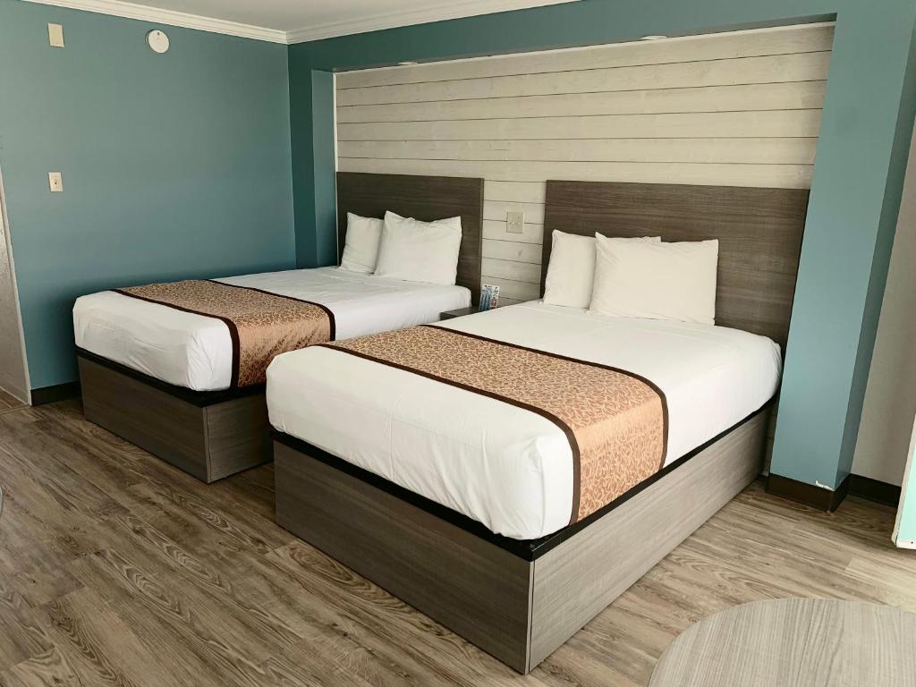 Postel nebo postele na pokoji v ubytování Dolphin Inn