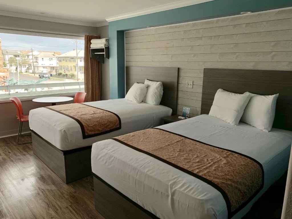 Postel nebo postele na pokoji v ubytování Dolphin Inn