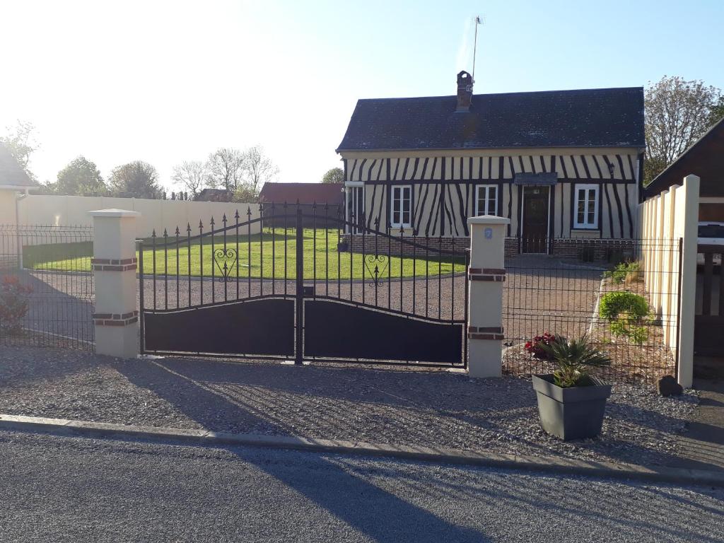 a gate in front of a house at L'ESCALE in Camps-en-Amiénois