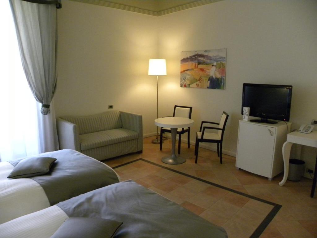 Palazzo Caracciolo Naples - Resim 34