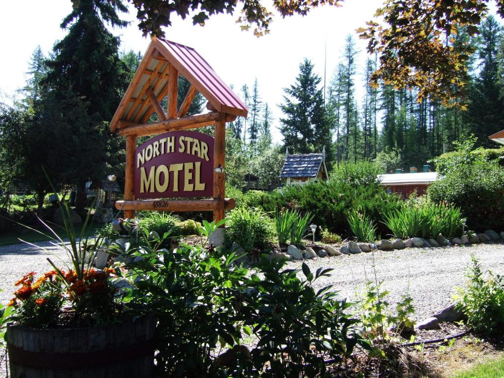 una señal para un motel de estrellas del norte en un jardín en North Star Motel en Kimberley