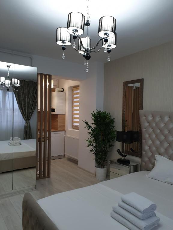 Un dormitorio con una cama grande y un baño. en Studio Rendez-vous Baneasa, en Bucarest