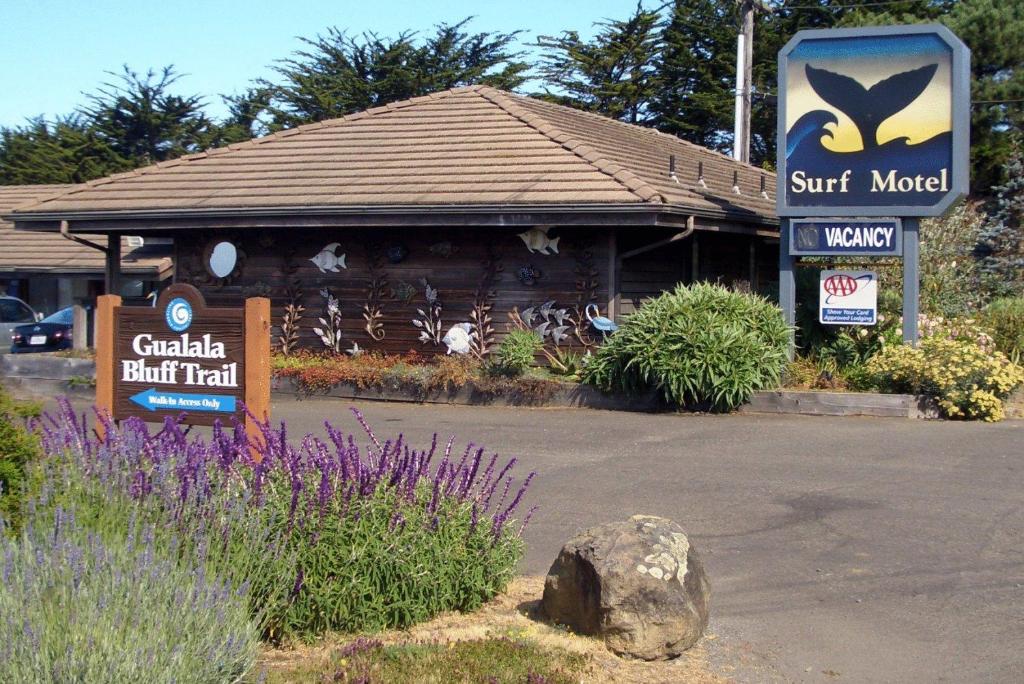 a safari plant trail sign in front of a building at Surf Inn in Gualala