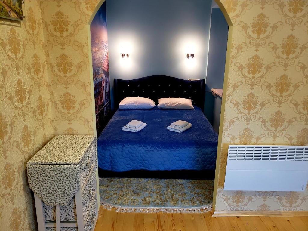 een slaapkamer met een bed met twee handdoeken erop bij Little Paris Apartment in Tsjernivsi