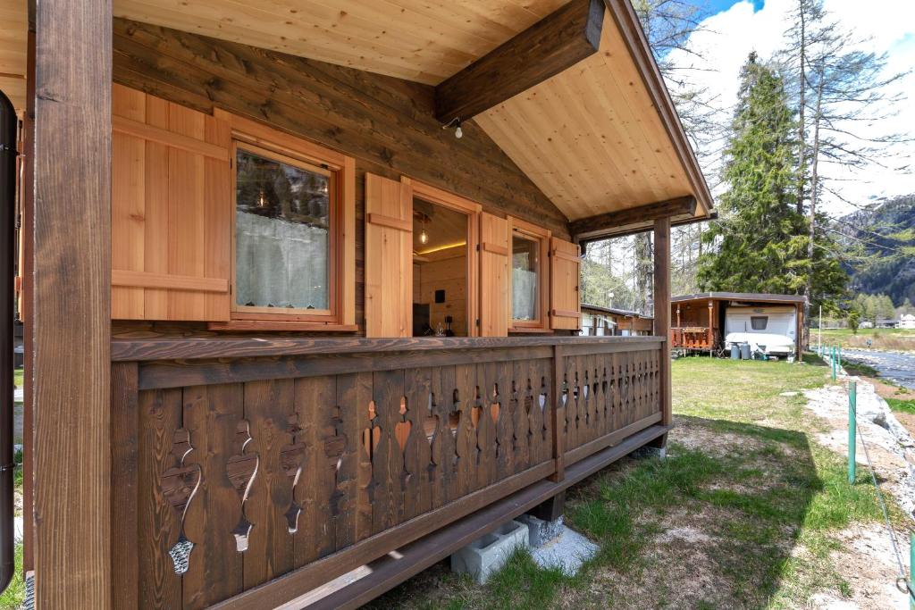 Casa con valla de madera y porche en Mini Chalet Walser en Formazza
