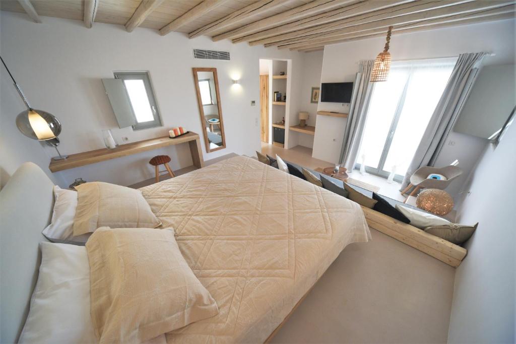 Postel nebo postele na pokoji v ubytování Myconian Crown Suites
