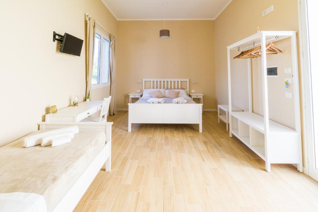 een slaapkamer met 2 bedden en een stapelbed bij Stabile Hospitality in Trapani