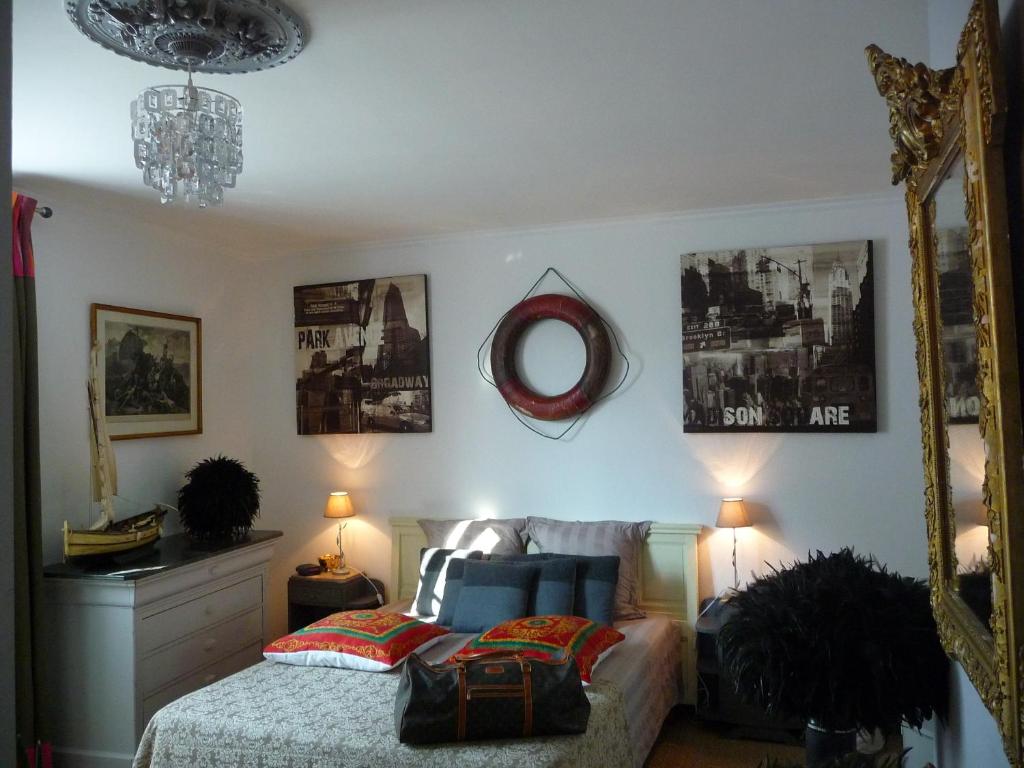 1 dormitorio con cama y espejo en Escale de Loire, en Chouzé-sur-Loire