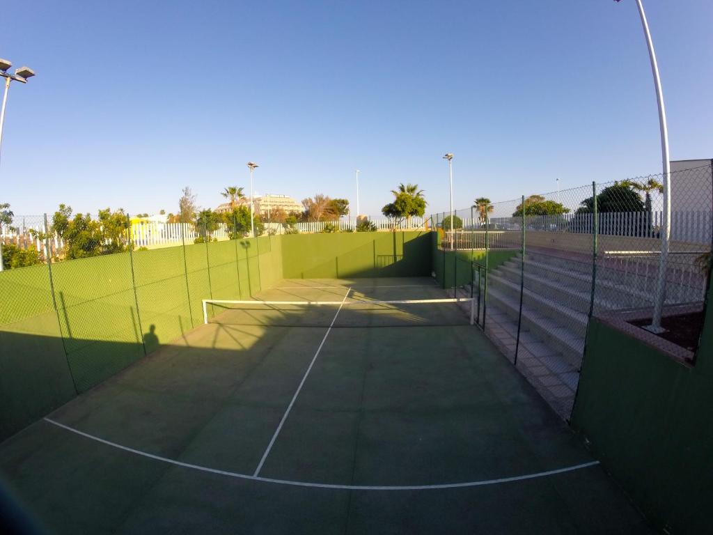 Tenis a/nebo squash v ubytování Casa Bonita Médano nebo okolí