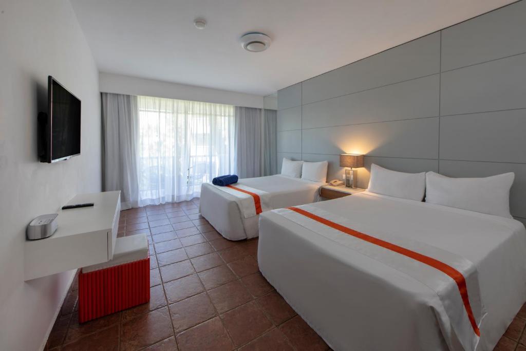 Postel nebo postele na pokoji v ubytování Viva Heavens by Wyndham, A Trademark All Inclusive