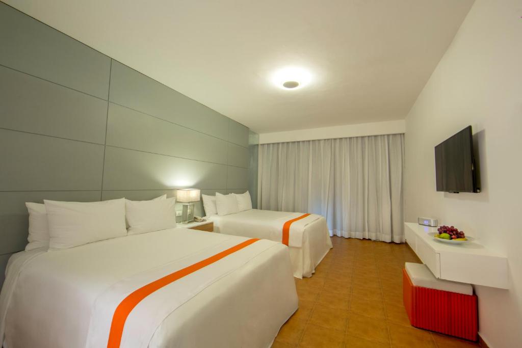 Postel nebo postele na pokoji v ubytování Viva Heavens by Wyndham, A Trademark All Inclusive