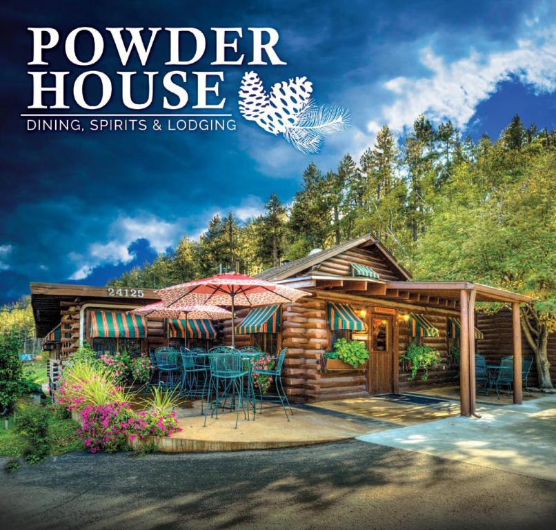 una tapa de revista para una casa de madera con porche y patio en Powder House Lodge en Keystone