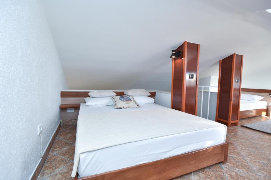Postel nebo postele na pokoji v ubytování Guest House Jedro