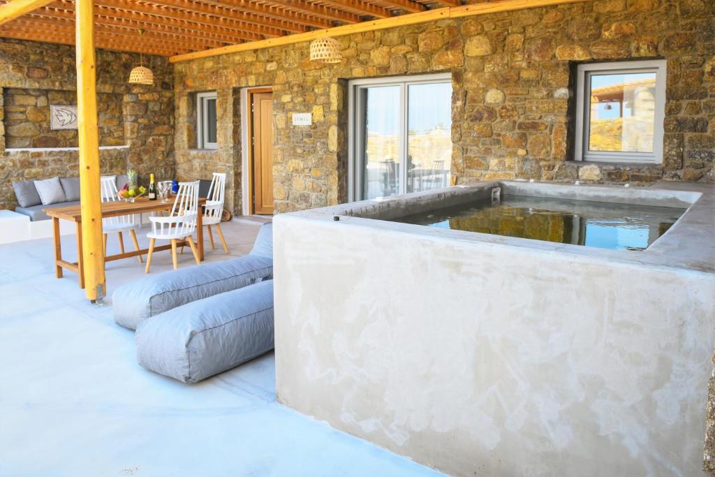 Posezení v ubytování Myconian Crown Suites