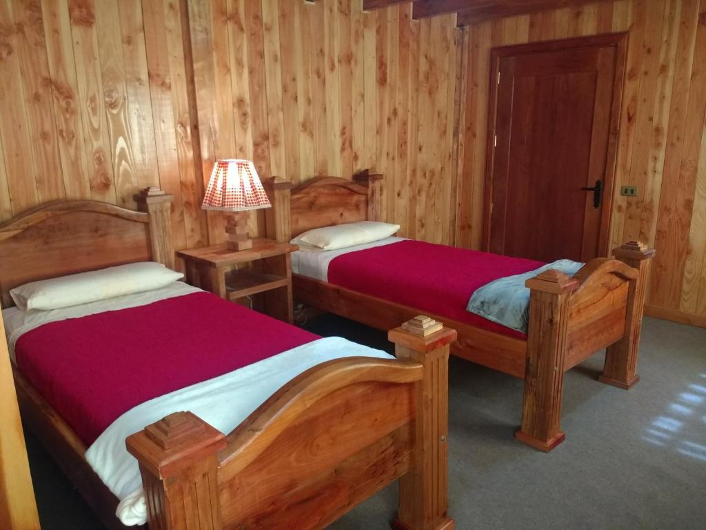 A bed or beds in a room at Cabañas Tornagaleones Villarrica