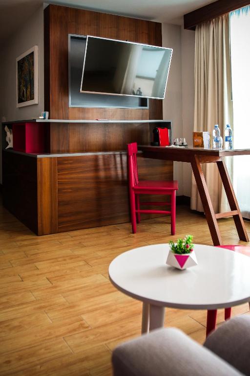 TV a/nebo společenská místnost v ubytování FCH Hotel Expo Adults only