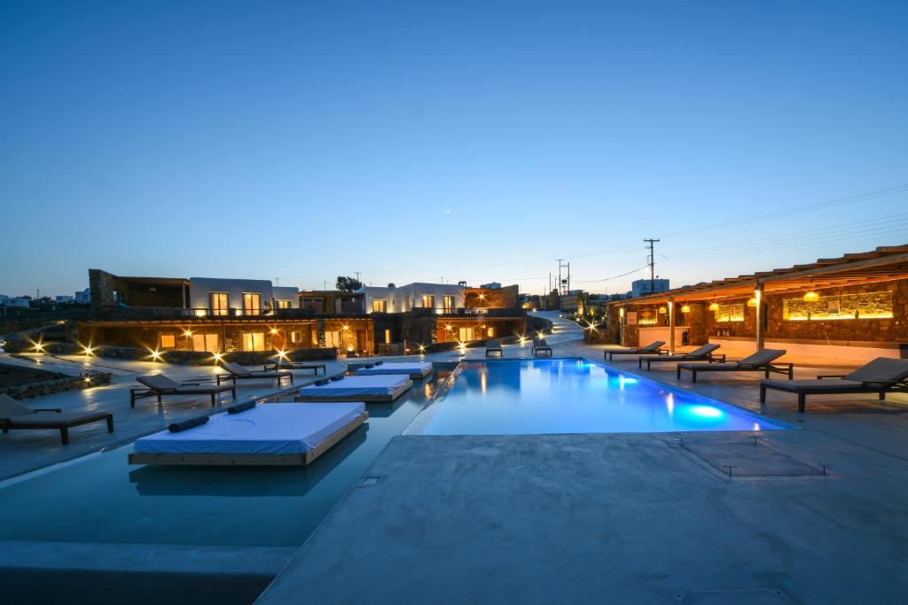 Bazén v ubytování Myconian Crown Suites nebo v jeho okolí