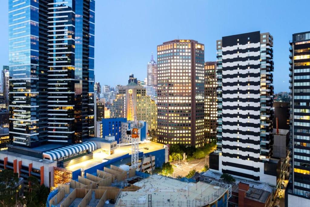 een uitzicht op een stad met hoge gebouwen bij Exclusive Stays - Boulevard Penthouse in Melbourne