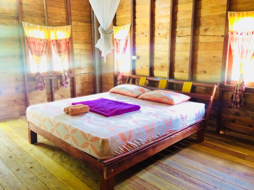 Postel nebo postele na pokoji v ubytování Gardenhomeresortkohjum