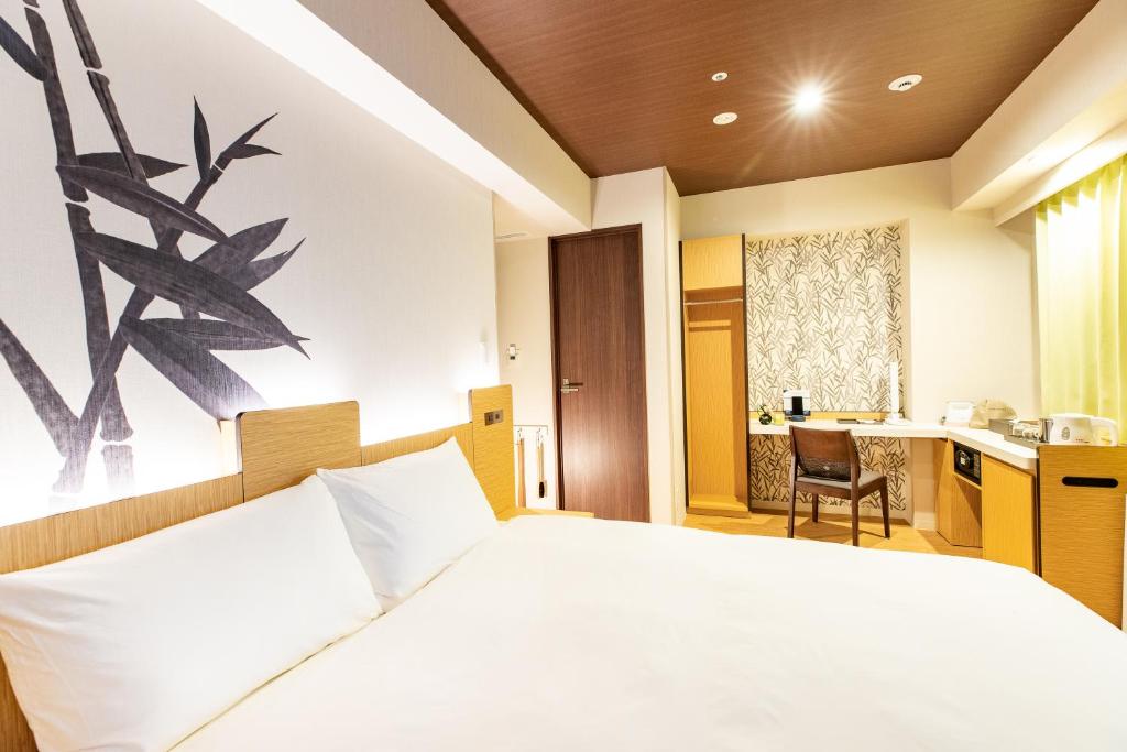 Postel nebo postele na pokoji v ubytování Daiwa Roynet Hotel Nagoya Fushimi