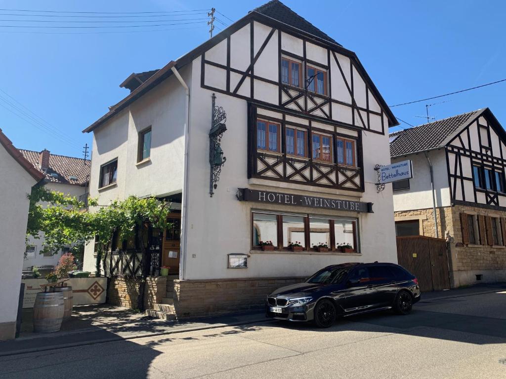 une voiture noire garée devant un bâtiment dans l'établissement Hotel Bettelhaus, à Bad Dürkheim