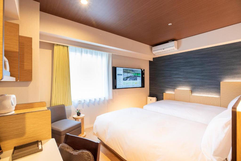Postel nebo postele na pokoji v ubytování Daiwa Roynet Hotel Nagoya Fushimi