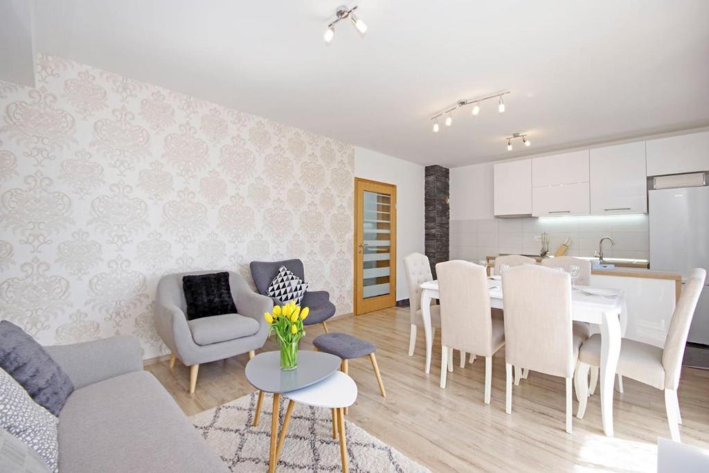 uma sala de estar e cozinha com mesa e cadeiras em Lovely countryside Apartment Dolac - Valley, Vrlika em Vrlika