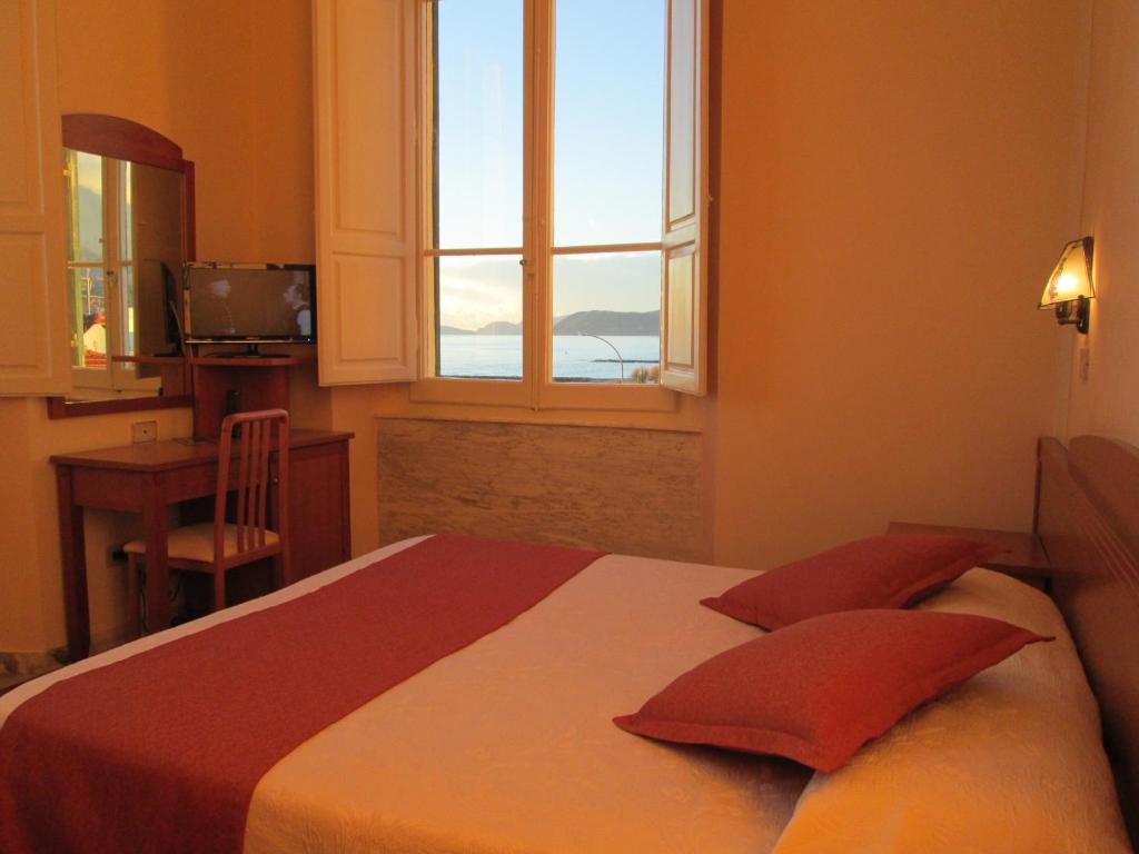 Łóżko lub łóżka w pokoju w obiekcie Hotel Italia