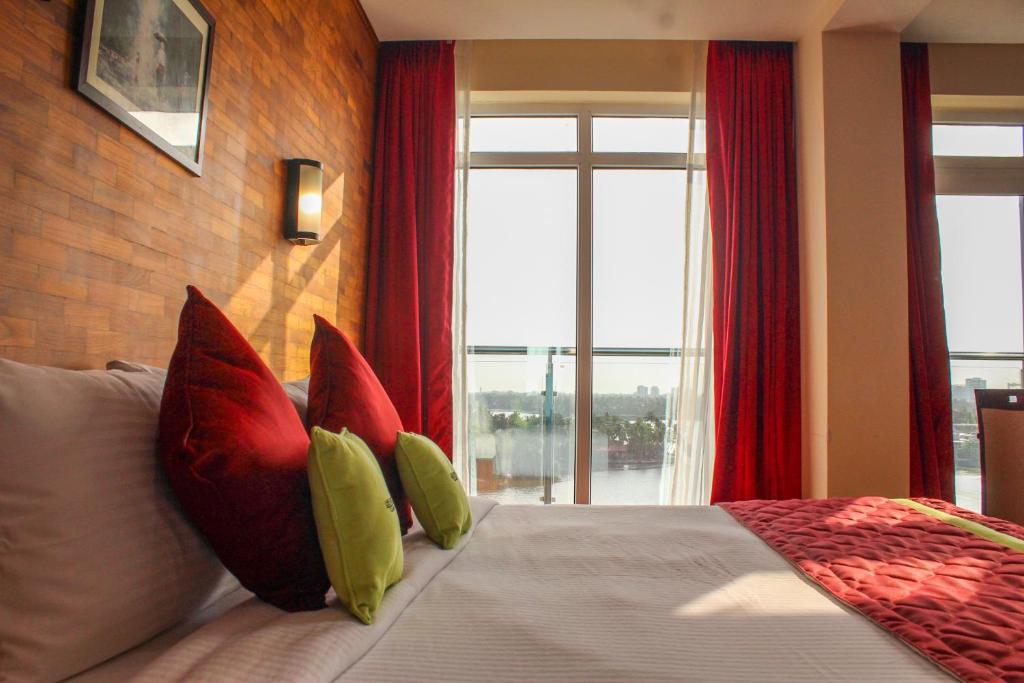 Postel nebo postele na pokoji v ubytování JVK Park Hotel