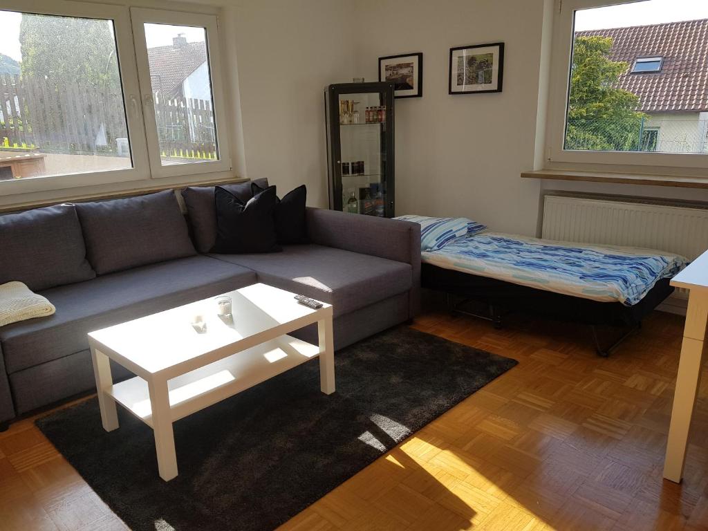 ein Wohnzimmer mit einer Couch und einem Couchtisch in der Unterkunft Ferien in Neuffen - Ferienwohnung Plaue in Neuffen