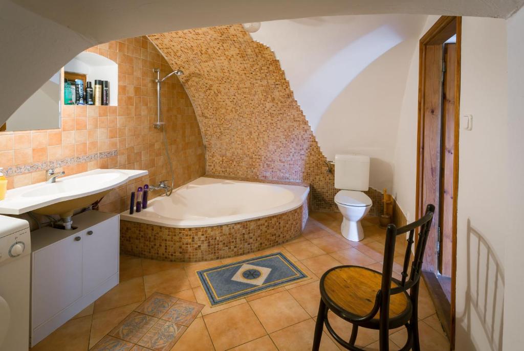Koupelna v ubytování Káli KŐ Apartman