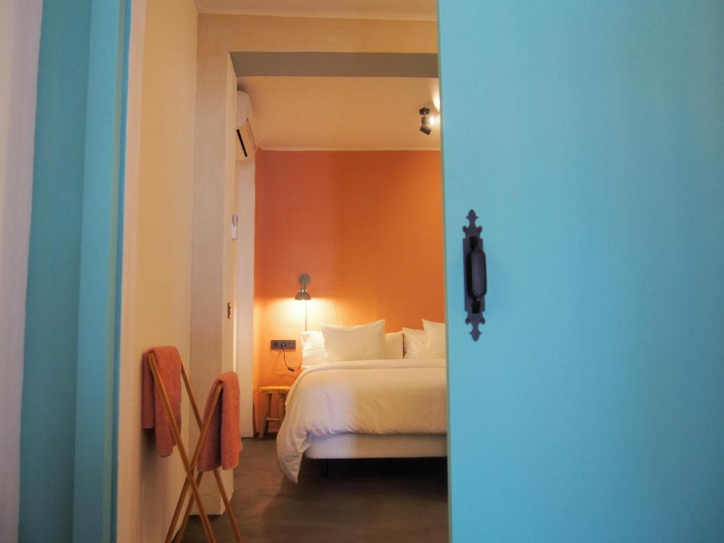 1 dormitorio con 1 cama blanca y 1 habitación con en PLAYA 45, FIRST LINE BEACH HOUSE, en Málaga