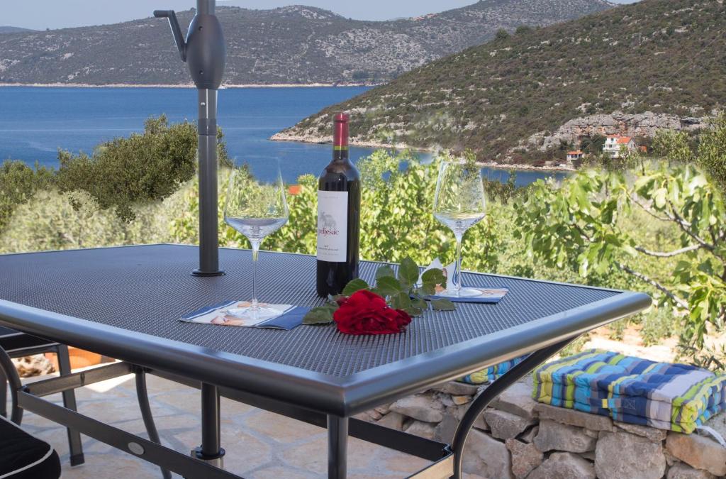 SIESTA, a house in the nature on the island
