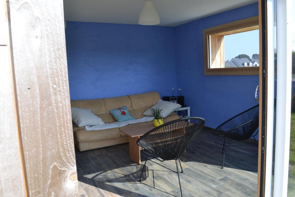 sala de estar con sofá y 2 sillas en CoRide, en Saint-Pierre-Quiberon