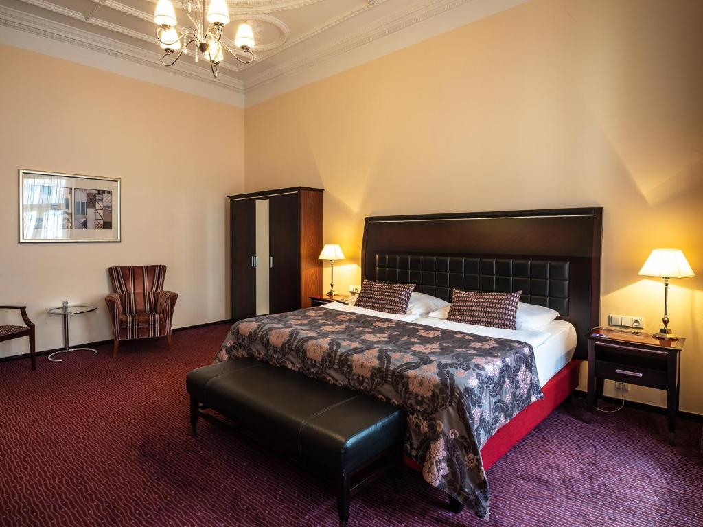 Postel nebo postele na pokoji v ubytování EA Embassy Prague Hotel