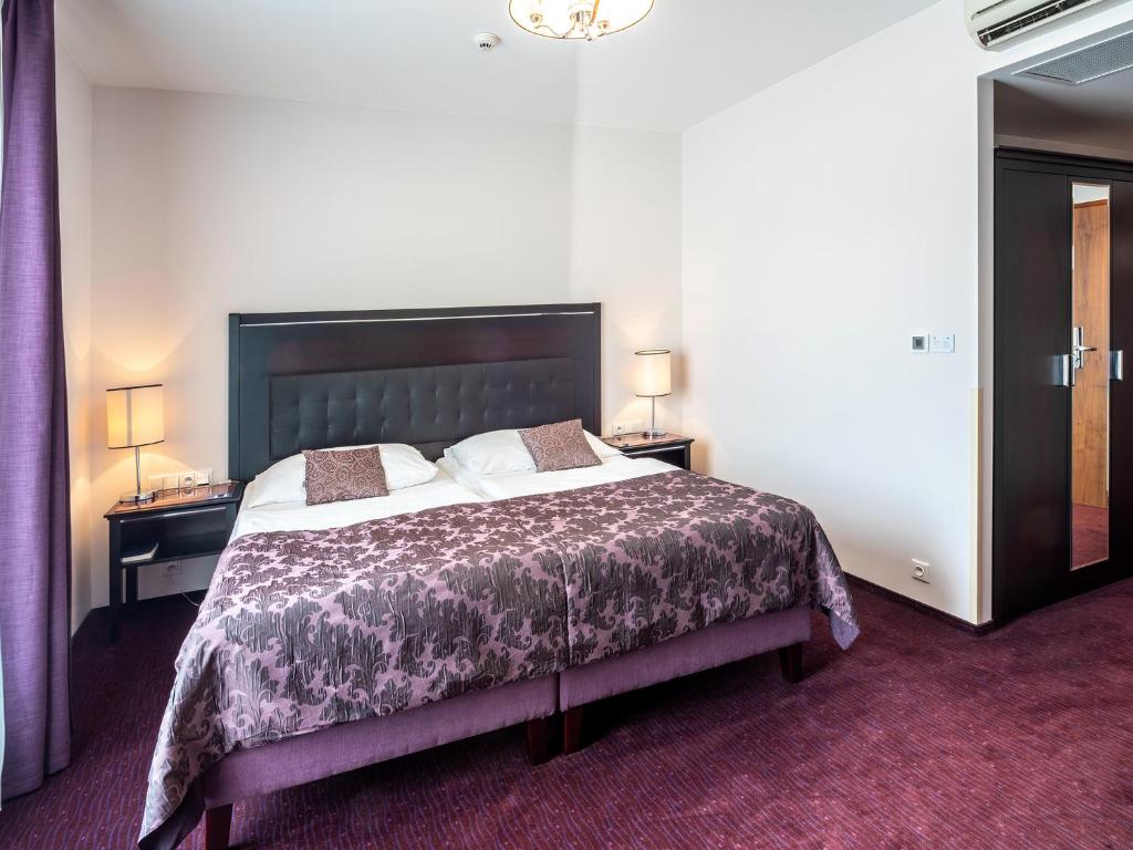 Postel nebo postele na pokoji v ubytování EA Embassy Prague Hotel